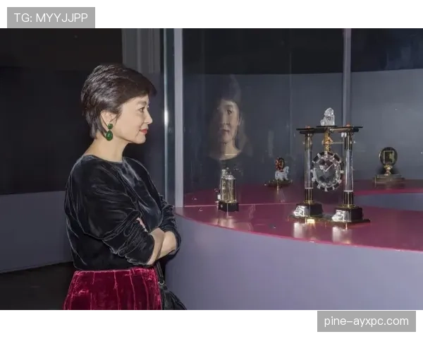 崔家溪穿拖鞋在豪宅里晃悠,那吊灯价位把我羞得不敢抬头 崔家溪穿拖鞋在豪宅里晃悠,那吊灯价位把我羞得不敢抬头